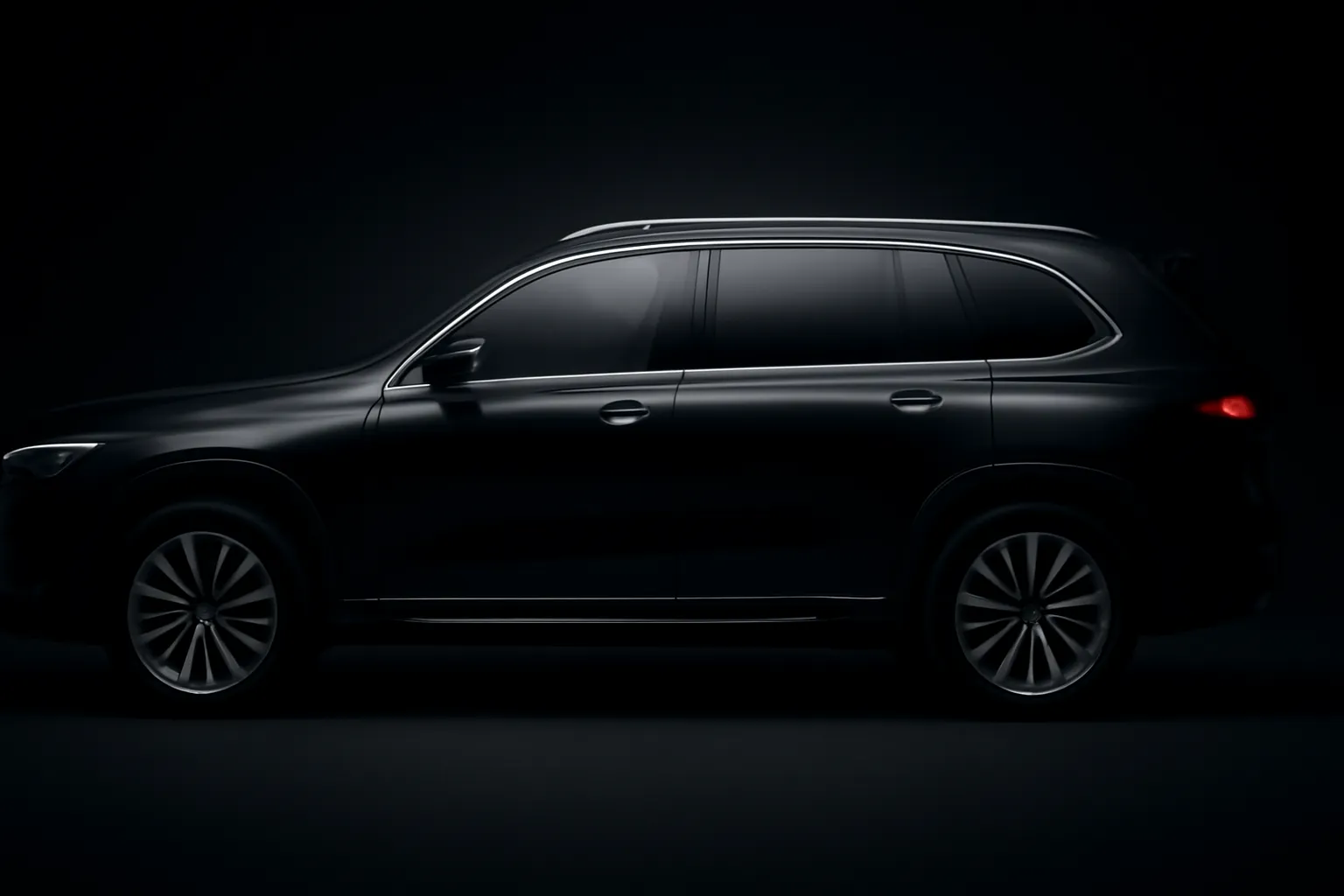 SUV scuro dopo la decontaminazione completa: vernice pulita con linea carrozzeria visibile in studio