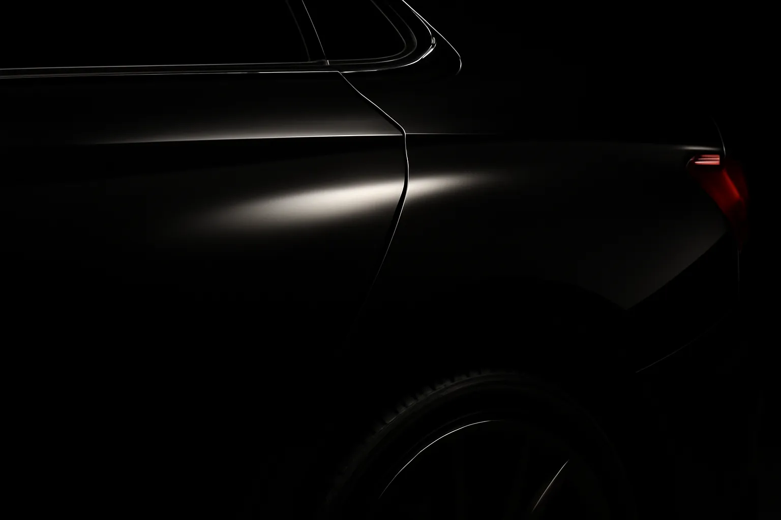 Esterno auto dopo il detailing professionale: verniciatura pulita e lucida