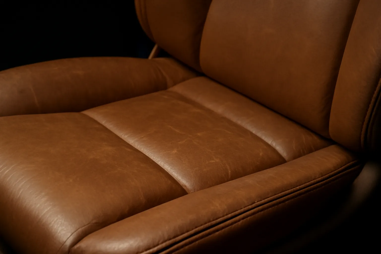 Sedile in pelle prima del detailing interno: consumato e scolorito